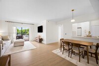 Building Photo - 9340 Fontainebleau Blvd