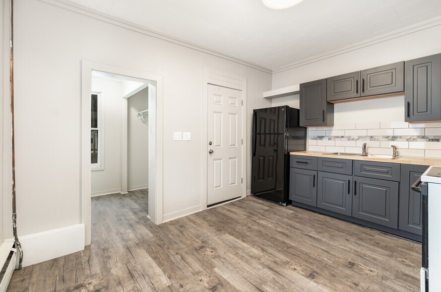 Building Photo - 324 Armstrong St