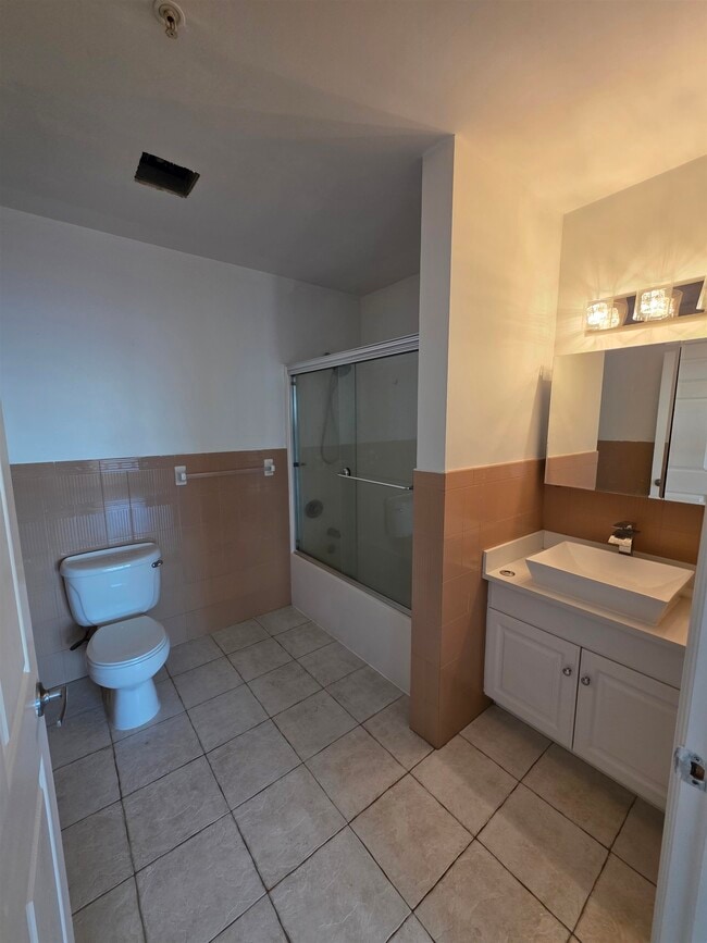 Building Photo - 8915 Bergenwood Ave