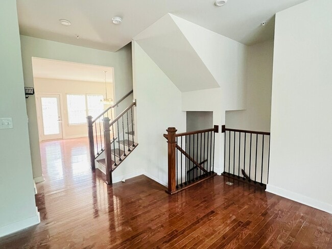 Building Photo - 1303 Samuel Dr