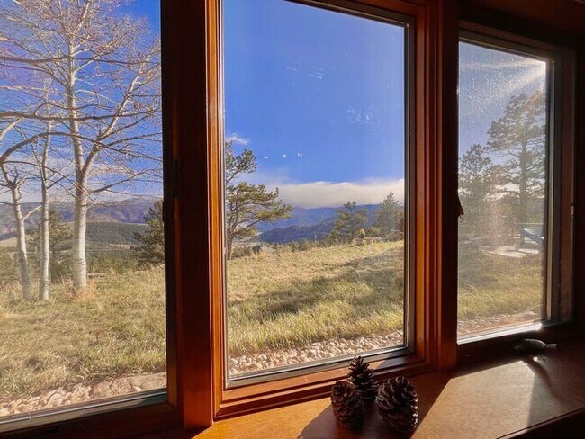 Building Photo - Large 3 bedroom home with gorgeous views i...