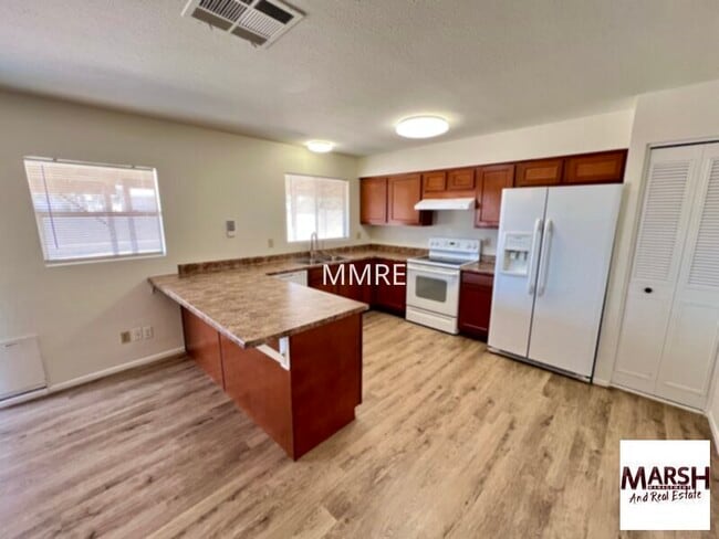 Building Photo - Great 3 bedroom home with lots of living s...
