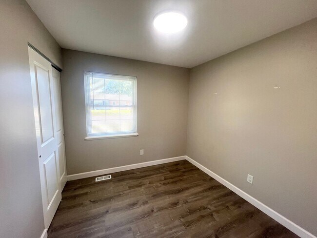 Building Photo - Beautifully updated 3 Bedroom 1 Bath Home ...
