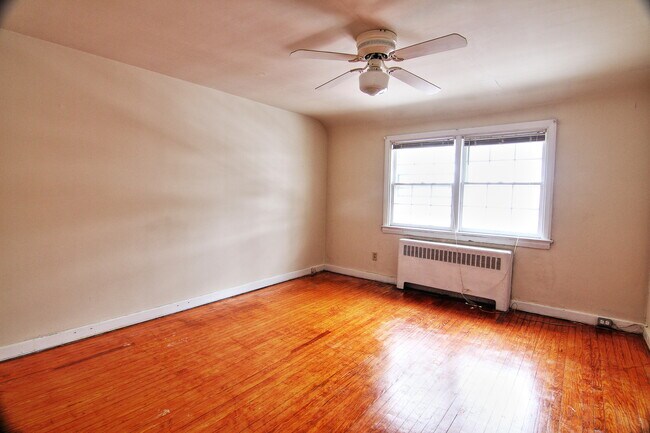 Building Photo - 2BD/1BA Twin!