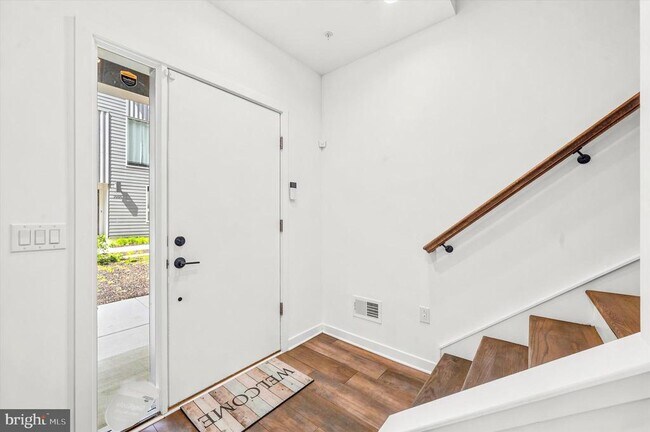 Building Photo - 3005 Birchview Walk