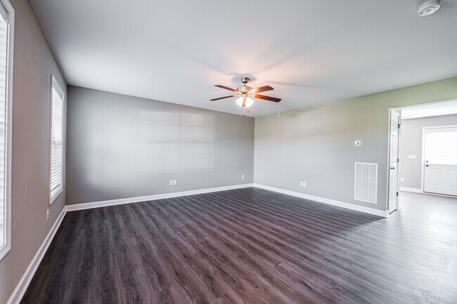 Building Photo - 195 Creekwood Ave