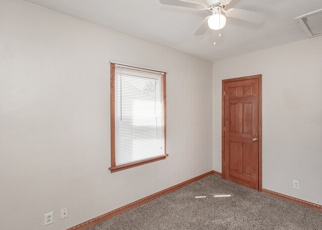 Building Photo - 537 23rd St