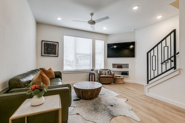 Building Photo - LUXURY 3-BEDROOM TOWNHOUSE AT GRAYSON HOUSE