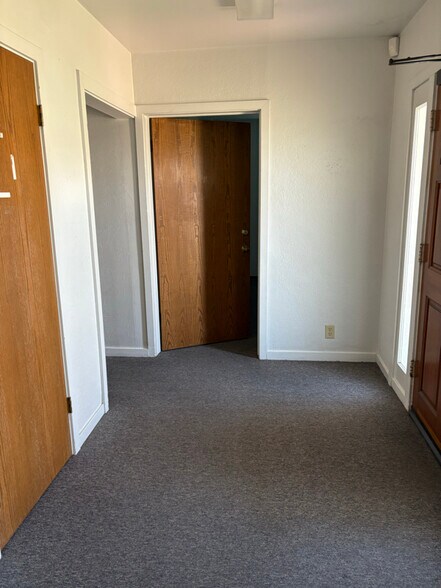 Building Photo - 1400 W Canal Dr