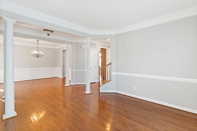 Building Photo - Spacious Home in Port Potomac