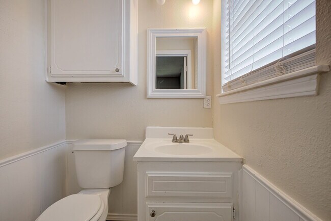 Building Photo - 916 S Patterson Dr