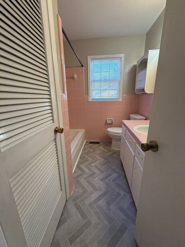 Building Photo - Newly Updated! Available Now! A Perfect Family home-  in HUMBOLDT TN!