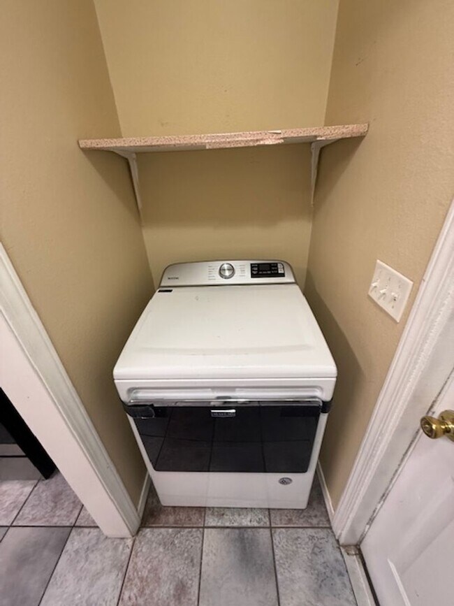 Building Photo - 3 Bedroom Home Available Soon!