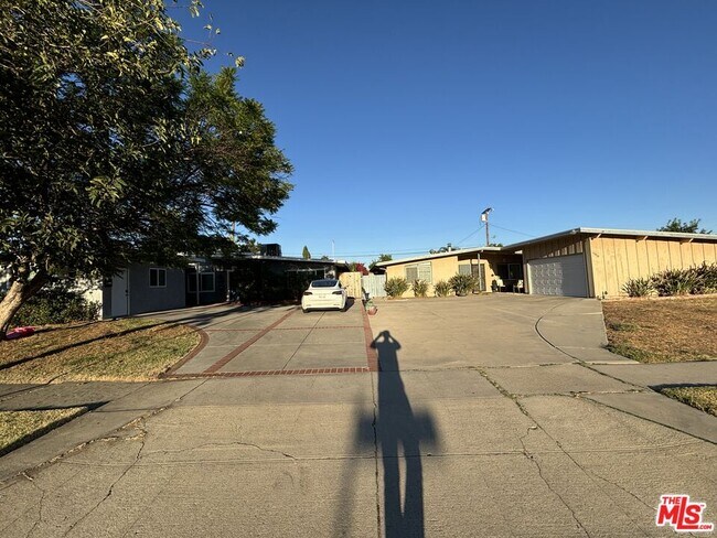 Building Photo - 10824 Paso Robles Ave