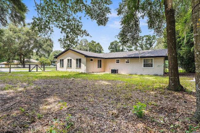 Building Photo - Spacious 3-bedroom, 2-bath home