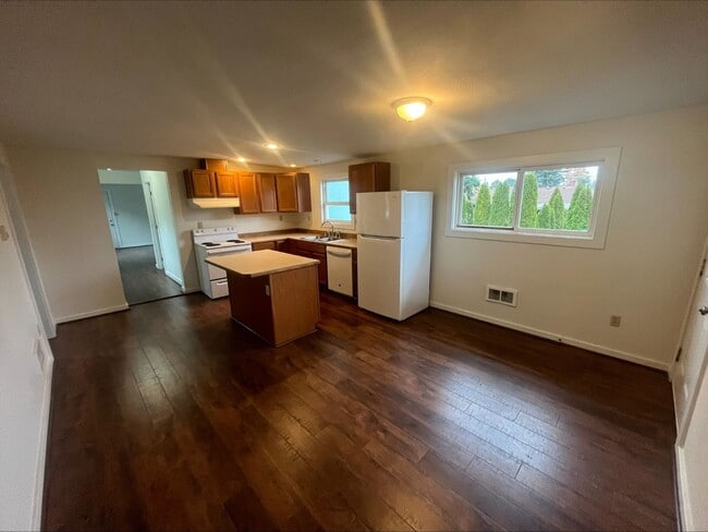 Building Photo - Charming home in a great neighborhood