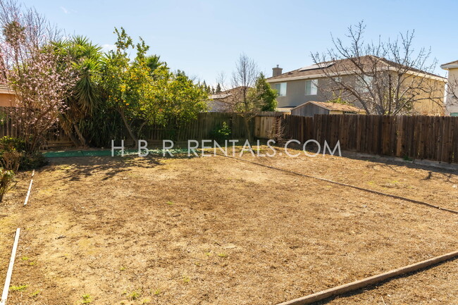 Building Photo - Charming 4-Bed Gem in Tracy with Spacious ...