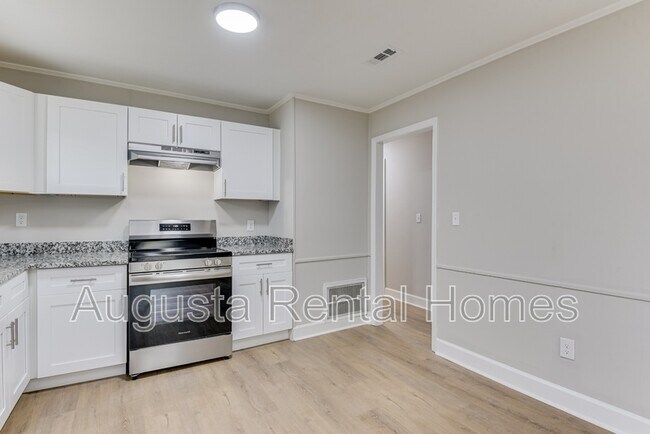 Building Photo - 3416 Kensington Dr N