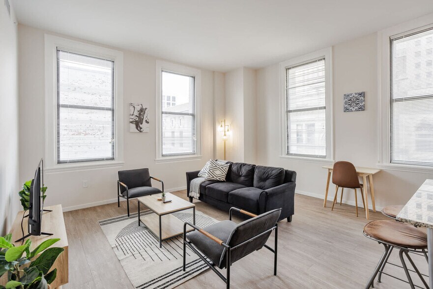 Building Photo - 1 W 4th St