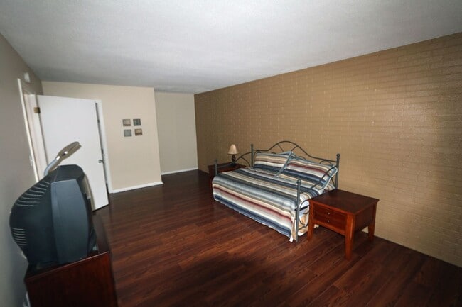 Building Photo - 2727 S Lakeshore Dr