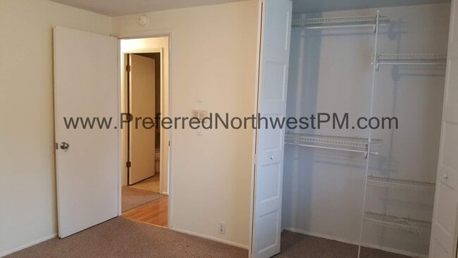 Building Photo - River Road 4 bedroom home!