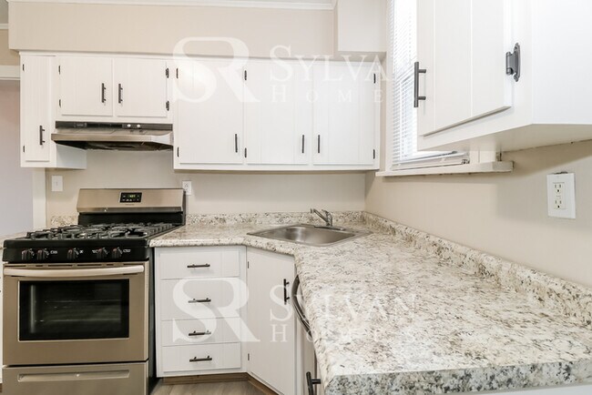 Building Photo - Beautiful 3BR 1.5BA Home