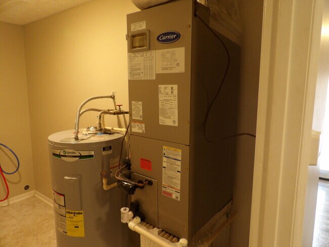 Building Photo - 204 Landings Dr