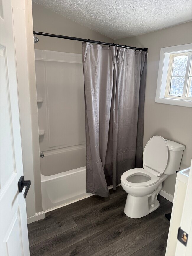 Building Photo - 2 Bedroom 2 Bath