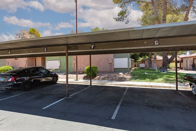 Building Photo - Single story one bedroom: MOVE IN SPECIAL:...