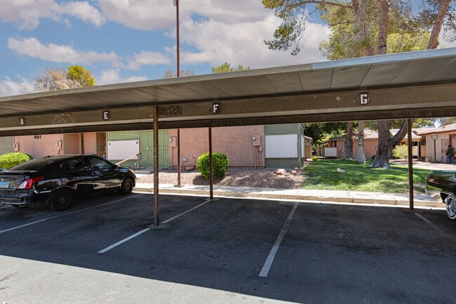 Building Photo - Single story one bedroom unit in community...