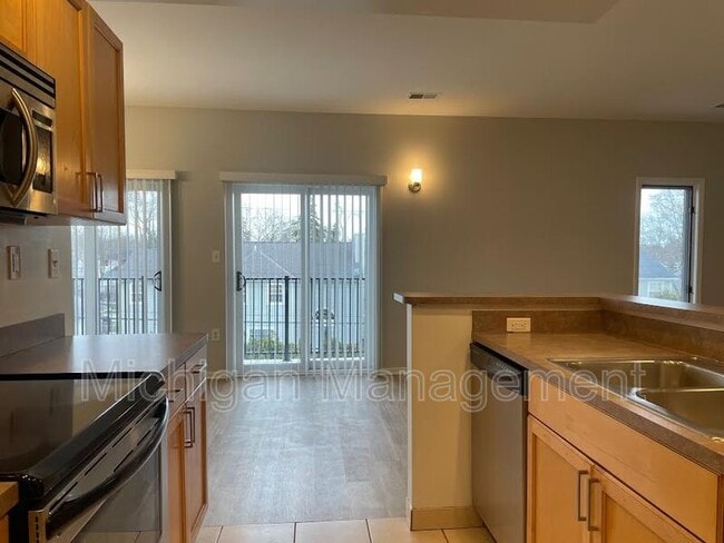 Building Photo - 2735 E Maple Rd