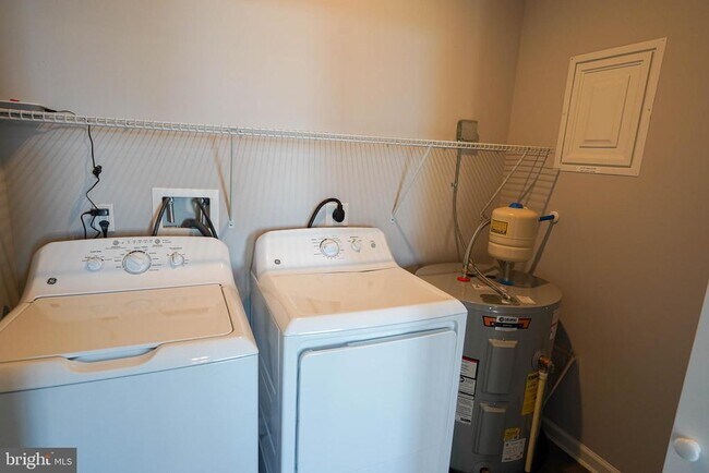 Building Photo - 218 W Main St