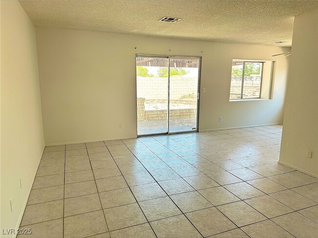 Building Photo - 533 Zuber Ave