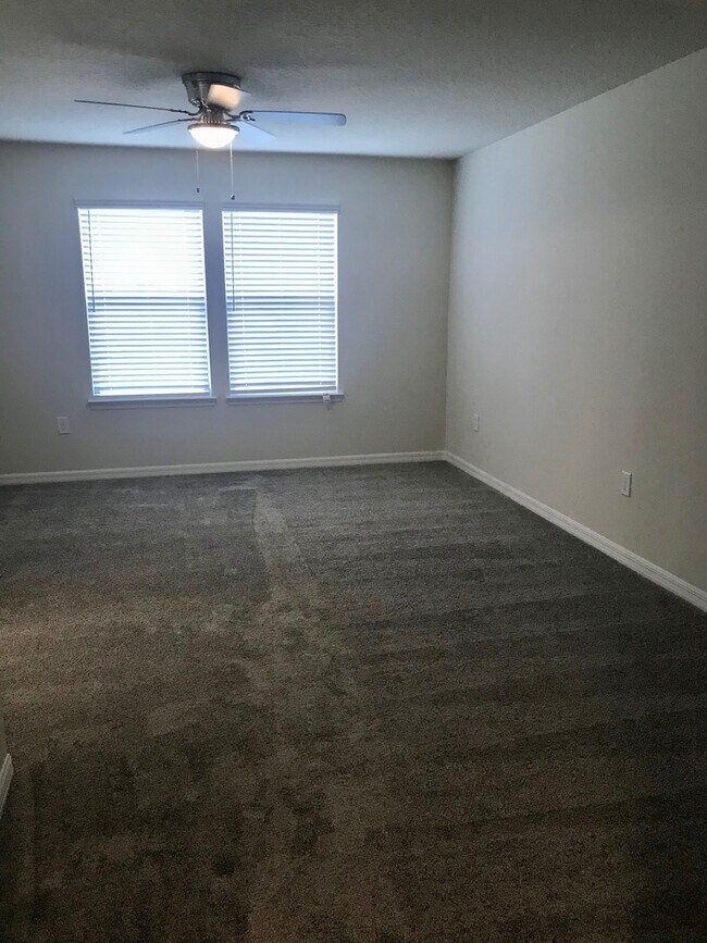 Building Photo - Energy Efficient 3/3 Townhome w/ 2 Car Gar...