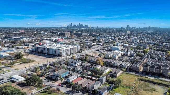 Building Photo - 832 W 27th St