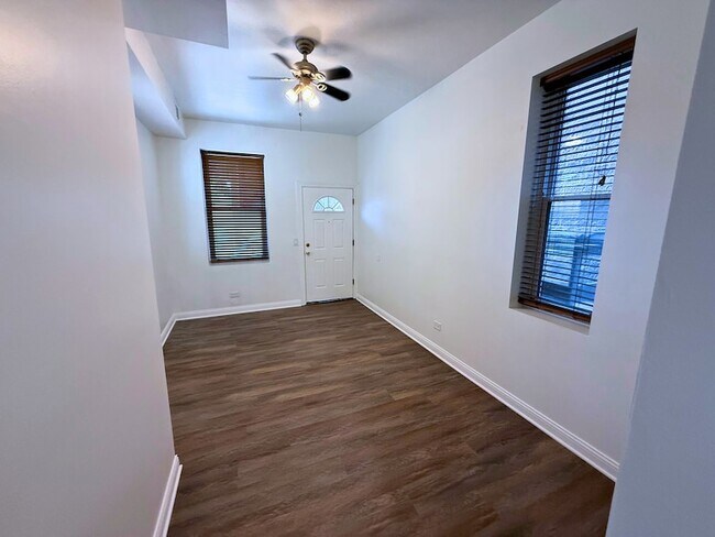 Building Photo - 3536 S Prairie Ave