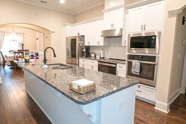 Building Photo - 4 Bedroom 3 Bathroom Ranch