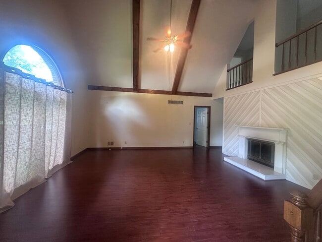 Building Photo - Unique Lyndon area 4 bedroom home with multiple common areas