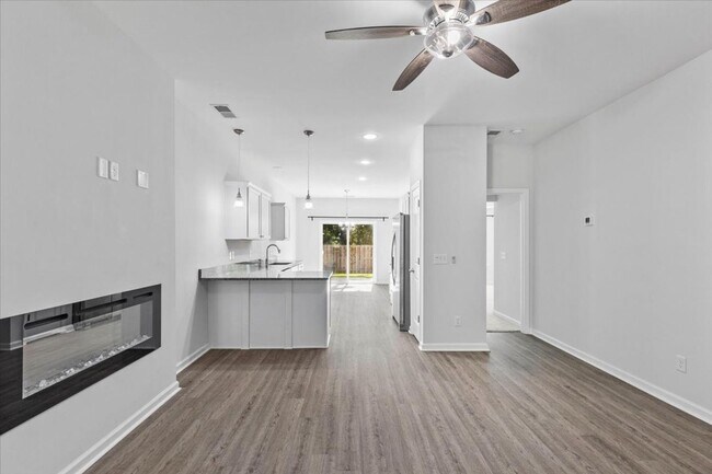 Building Photo - The Commons Stunning Townhome - 3 Bed 2.5 ...