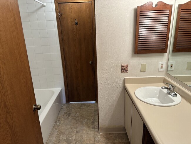 Building Photo - 2960 Shadow Creek Dr