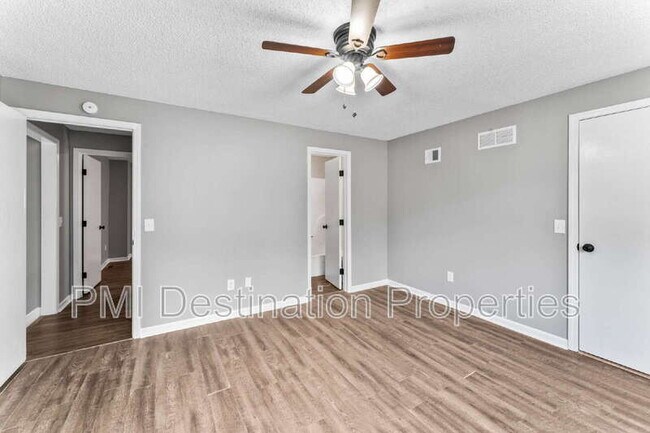 Building Photo - 1322 N Harvey Dr