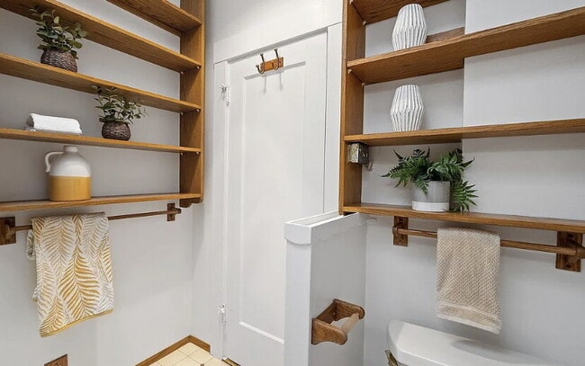 Building Photo - NO HOA!!!  This 1 bedroom 1 bathroom split...