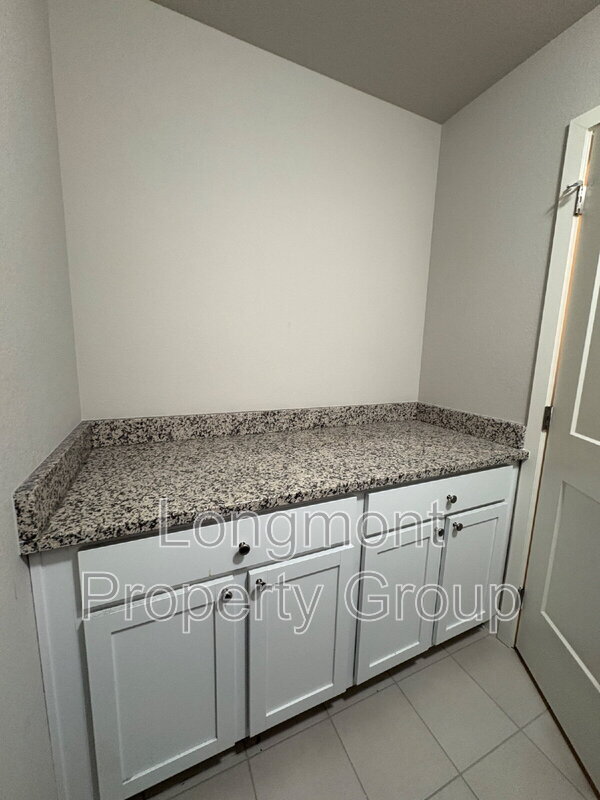 Building Photo - 1303 S Oak Ct.