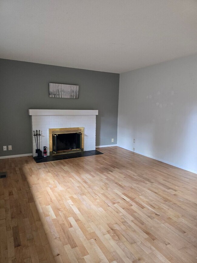 Building Photo - Beautiful 3 bedroom on large lot.