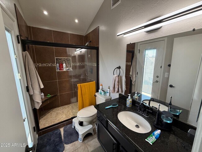 Building Photo - 5535 W Willow Ave