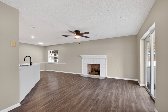 Building Photo - 802 Arietta Cir N