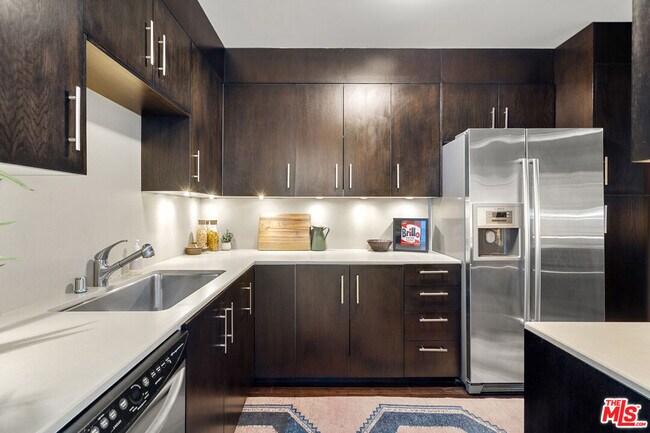 Building Photo - 8787 Shoreham Dr