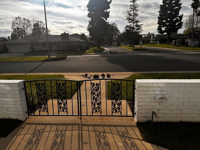 Building Photo - Spacious 3 Bed 2 Bath in 55+ Community, In...