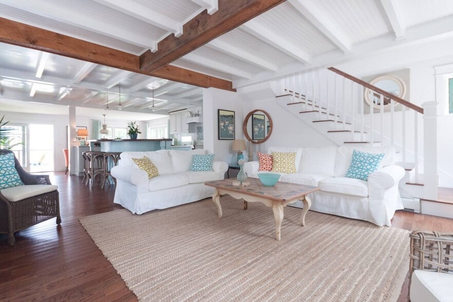 Sunny and Cheerful and so comfortable with freindly neighbors. - 11 Henry St