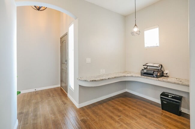 Building Photo - Beautiful 4 bedroom home with 3 Car Garage